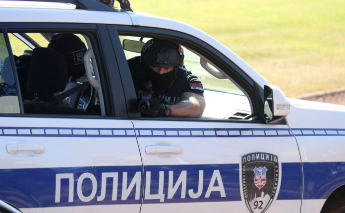 Bacali paketiće heroina kroz prozor